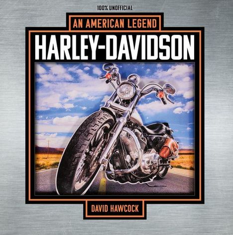 "100% Unofficial. An American Legend. Harley-Davidson. David Hawcock." Nahaufnahme eines Motorrads auf einer Straße.