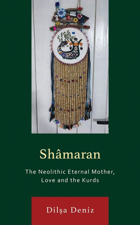 Text: „Shâmaran: The Neolithic Eternal Mother, Love and the Kurds. Dilşa Deniz.“ 

Beschreibung: Dekoratives Kunstwerk mit Perlen und einem bemalten Holzstück.