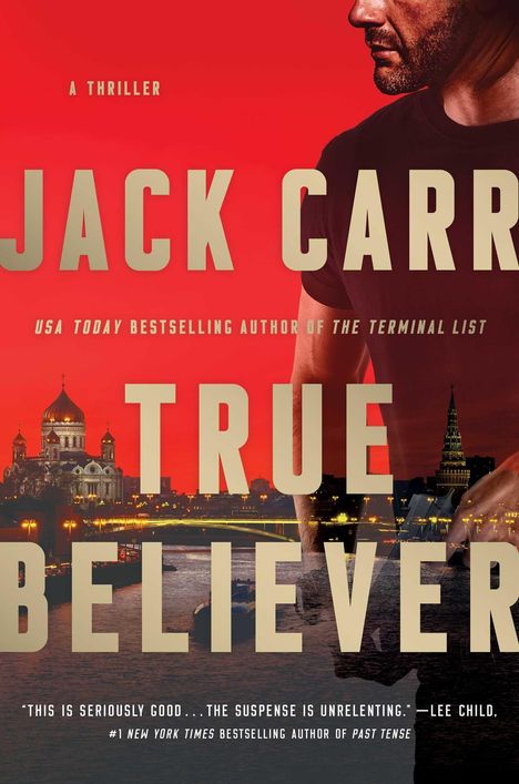 Texte: "A Thriller", "Jack Carr", "True Believer", Zitat von Lee Child. Mann vor rotem Hintergrund und Stadt am Fluss.
