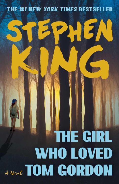 „THE GIRL WHO LOVED TOM GORDON“ von Stephen King. Ein Kind wandert durch einen düsteren Wald, Licht scheint durch die Bäume.