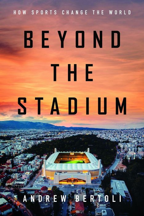 „HOW SPORTS CHANGE THE WORLD. BEYOND THE STADIUM. ANDREW BERTOLI.“ Stadionsicht bei Sonnenuntergang, Panorama einer Stadt.