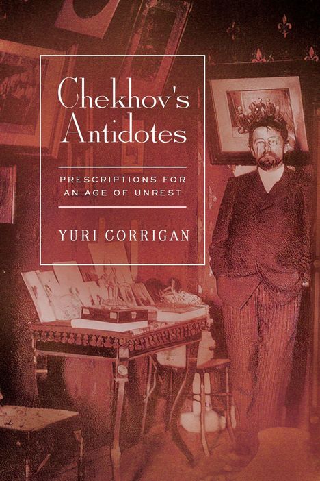 "Chekhov's Antidotes: Prescriptions for an Age of Unrest", Yuri Corrigan. Ein Mann steht neben einem Tisch voller Gegenstände.
