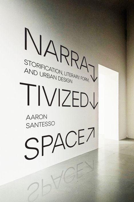 Texte: "Narrativized Space", "Storification, Literary Form, and Urban Design", "Aaron Santesso". Weißer Raum, helle Umgebung.
