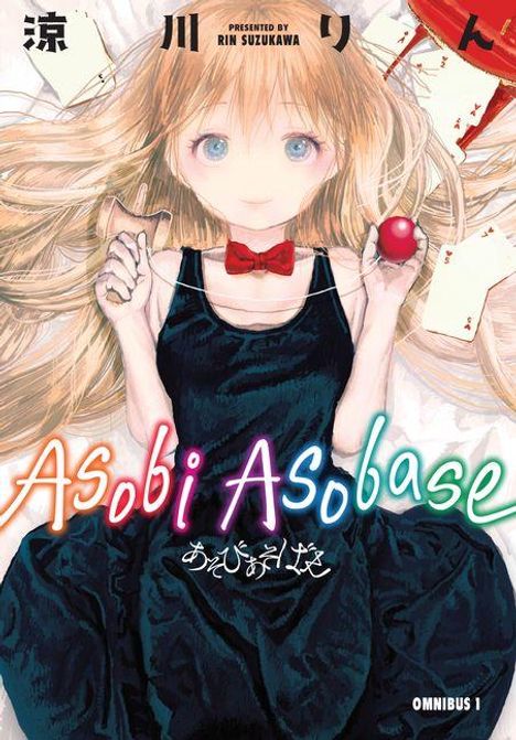 Texte: Asobi Asobase, OMNIBUS 1. Illustration: Mädchen in schwarzem Kleid, hält rote Kugel, Karten fliegen im Hintergrund.