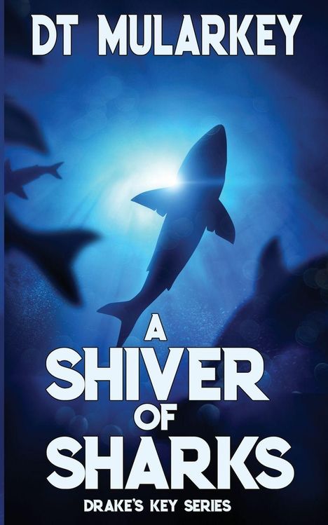 Texte: "DT Mularkey A Shiver of Sharks Drake's Key Series". Illustration: Ein Hai schwimmt im blauen Licht im Ozean.