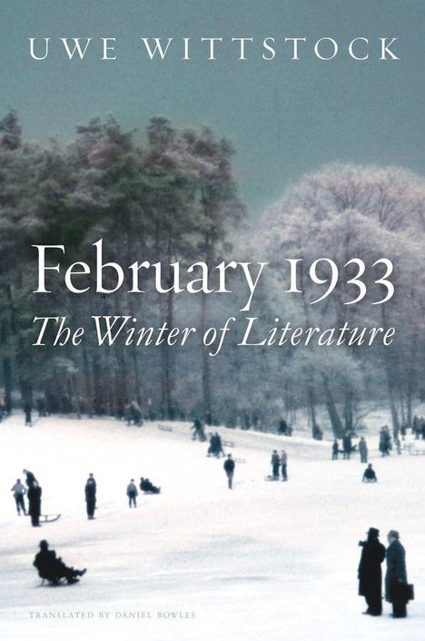 „February 1933: The Winter of Literature“ von Uwe Wittstock. Menschen im Schnee in einem bewaldeten Park.