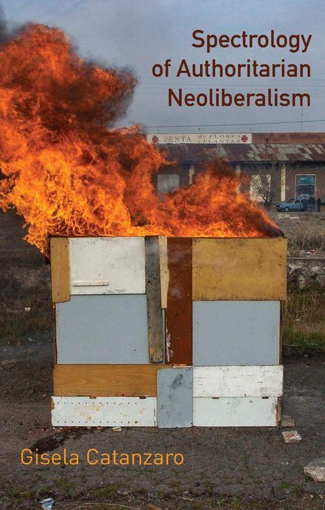 "Spectrology of Authoritarian Neoliberalism" und "Gisela Catanzaro". Eine brennende Holzkonstruktion in einer ländlichen Umgebung.