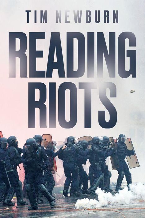 Text: "Tim Newburn, Reading Riots". Eine Gruppe von Polizisten mit Schilden in Rauch.