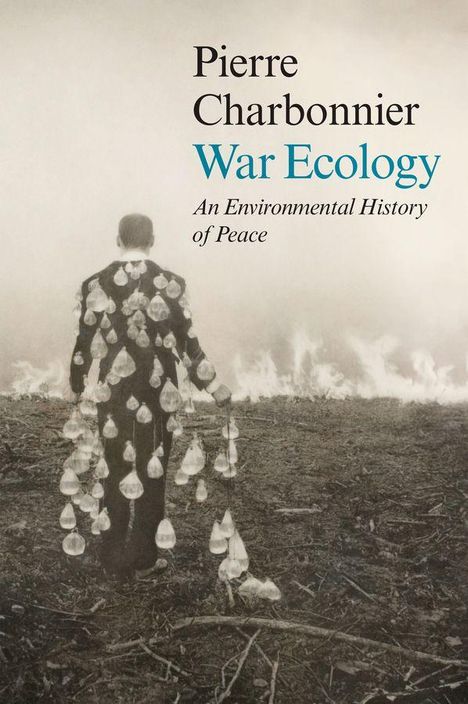 „Pierre Charbonnier, War Ecology: An Environmental History of Peace“. Eine Person im Anzug trägt viele Glaskugeln.