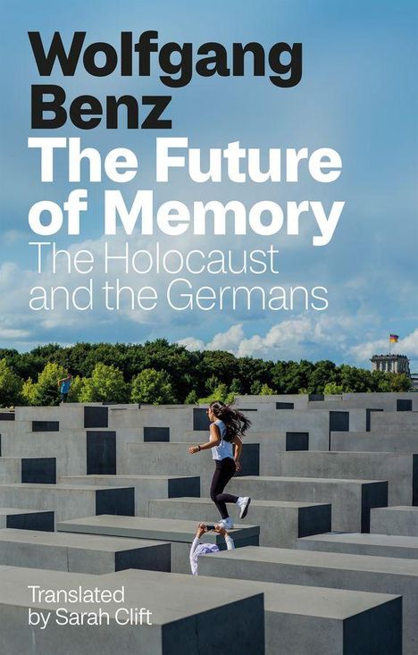 „Wolfgang Benz: The Future of Memory. The Holocaust and the Germans. Translated by Sarah Clift.“ Eine Person läuft über ein Denkmal mit vielen Betonblöcken. Im Hintergrund Bäume und ein Gebäude mit Fahne.