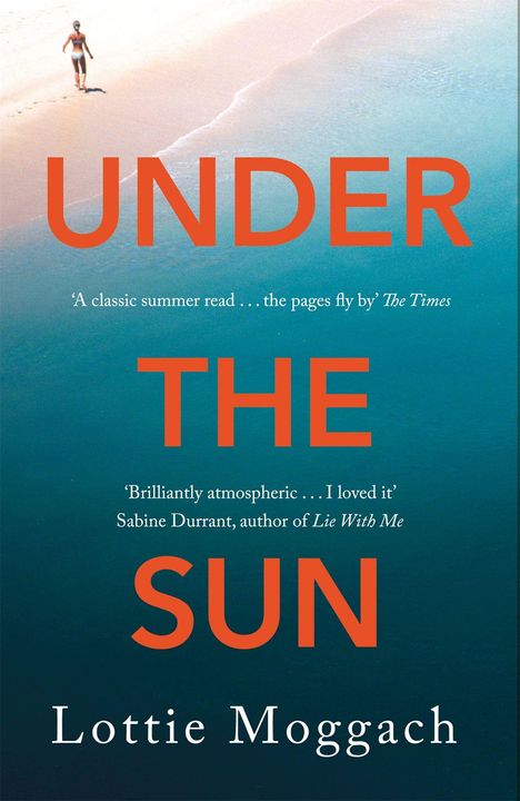 „Under the Sun“ von Lottie Moggach. Zitate von „The Times“ und Sabine Durrant. Oben Strandmotiv mit Person.