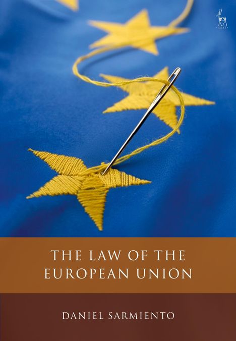 „THE LAW OF THE EUROPEAN UNION“ und „DANIEL SARMIENTO“. Eine Nadel stickt Sterne auf einen blauen Stoff.