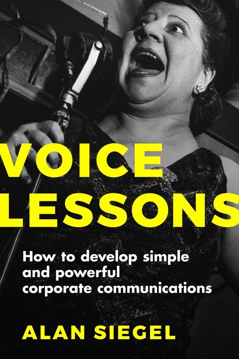 Text: "VOICE LESSONS", "How to develop simple and powerful corporate communications", "ALAN SIEGEL". Frau singt ins Mikrofon.