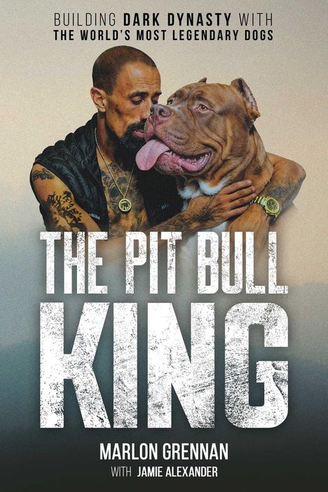„The Pit Bull King“, „Building Dark Dynasty“, „Marlon Grennan“. Ein Mann umarmt einen großen Pitbull.