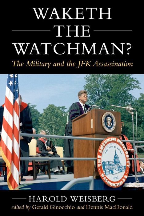 "Waketh the Watchman? The Military and the JFK Assassination." Ein Mann am Rednerpult mit US-Flagge im Hintergrund.