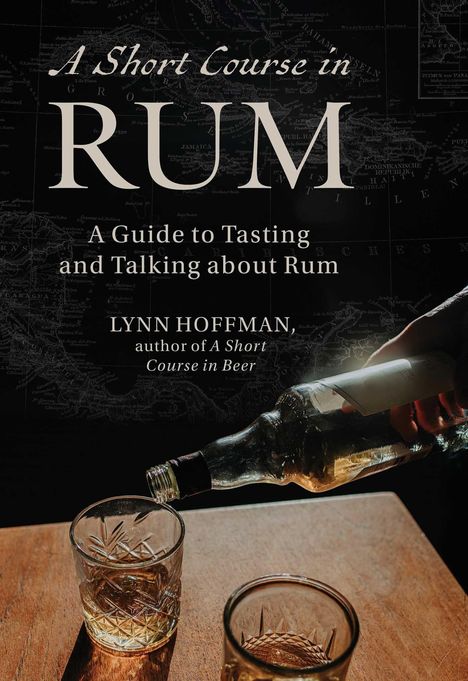 „A Short Course in Rum“, „A Guide to Tasting and Talking about Rum“, „Lynn Hoffman“. Ein Glas wird mit Rum gefüllt.