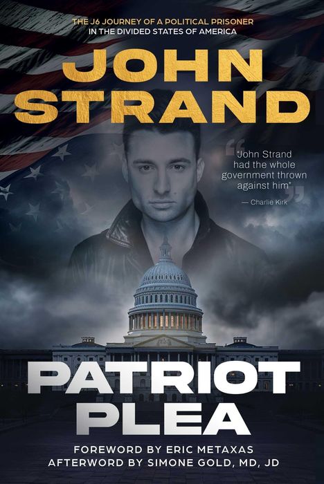 „John Strand: Patriot Plea“, Zitat von Charlie Kirk, Cover mit Porträt und US-Kapitol im Hintergrund.