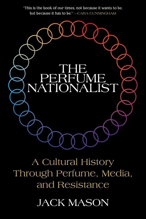 „THE PERFUME NATIONALIST“ steht zentral in Weiß. Kreis aus bunten Ringen umrahmt den Text auf schwarzem Hintergrund.