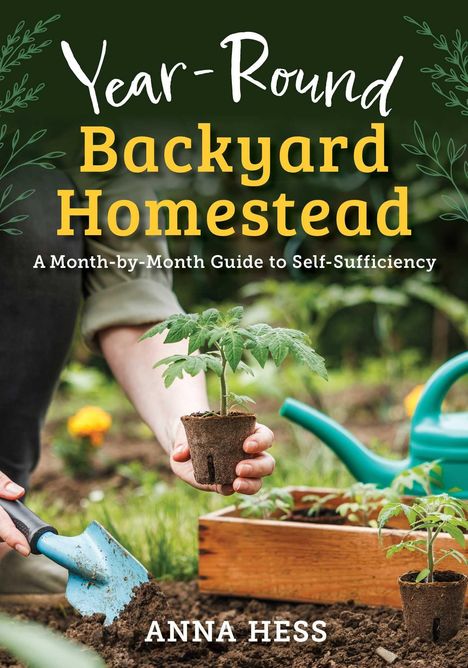 „Year-Round Backyard Homestead“ in gelber und weißer Schrift. Eine Hand pflanzt einen Setzling neben einer Schaufel.