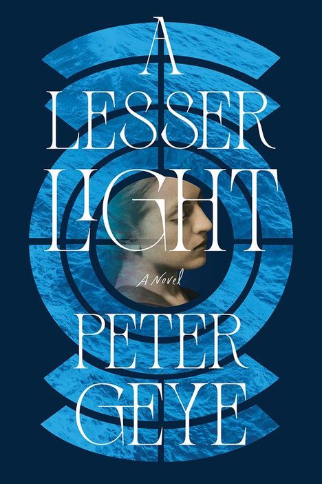 "A Lesser Light, A Novel, Peter Geye" in eleganter Schrift über einem blauen, maritimen Hintergrund mit Gesichtsporträt.