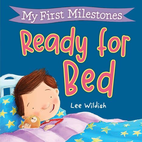 „My First Milestones“ und „Ready for Bed“ als Titel. Ein Kind mit braunen Haaren kuschelt im Bett mit einem Teddybär.