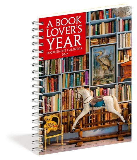 Titel: A Book Lover's Year; Engagement Calendar 2027. Bücherregal, Steckenpferd, Teddybär auf einem Sessel.