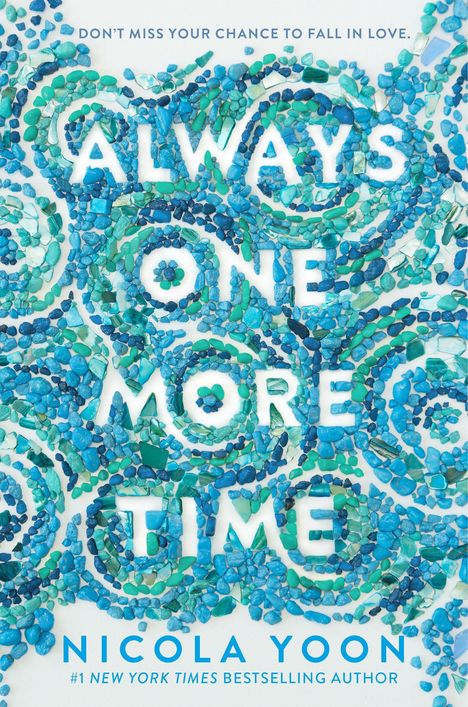 „DON'T MISS YOUR CHANCE TO FALL IN LOVE.“ „ALWAYS ONE MORE TIME“. Nicola Yoon. Buntes Mosaik aus blauen und grünen Steinen.
