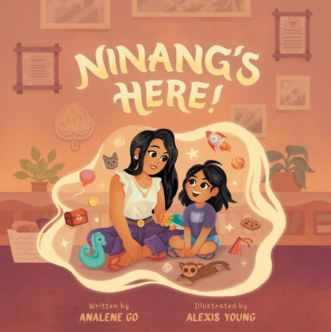 "NINANG'S HERE!" Groß und hell. Illustration: Zwei Personen sitzen fröhlich, umgeben von Spielzeug und Pflanzen.