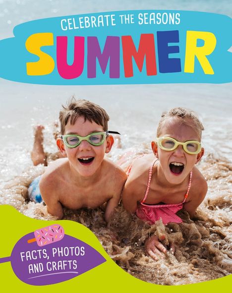 Celebrate the Seasons: Summer. Facts, Photos and Crafts. Zwei lachende Kinder am Strand mit Brillen im Wasser.