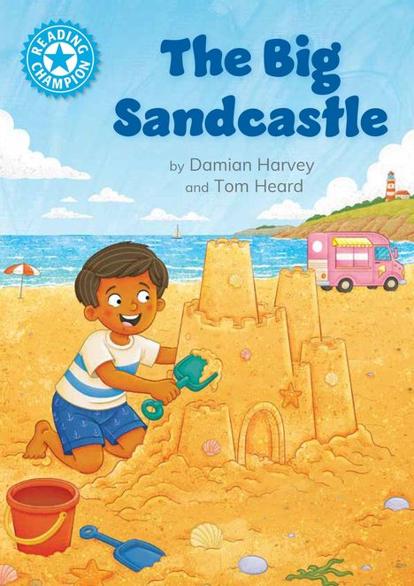"The Big Sandcastle" von Damian Harvey und Tom Heard. Kind baut Sandburg, Meer im Hintergrund, Eiswagen rechts.