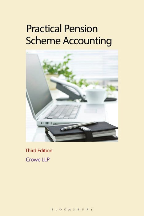 „Practical Pension Scheme Accounting, Third Edition, Crowe LLP“. Ein Laptop neben einem Notizbuch und Stift auf einem Tisch.