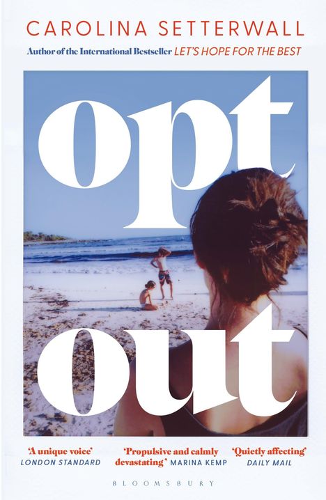 "opt out" in großer Schrift, unten Strand mit zwei Kindern, eine Frau schaut aufs Meer.