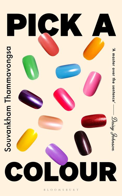 "Pick a Colour". Elf bunte Nagellack-Farben. Text: "Souvankham Thammavongsa" und Zitat von Daisy Johnson.
