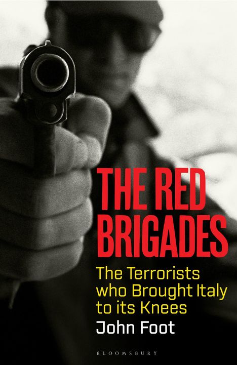 "The Red Brigades: The Terrorists who Brought Italy to its Knees" John Foot. Nahaufnahme eines Mannes mit Pistole.