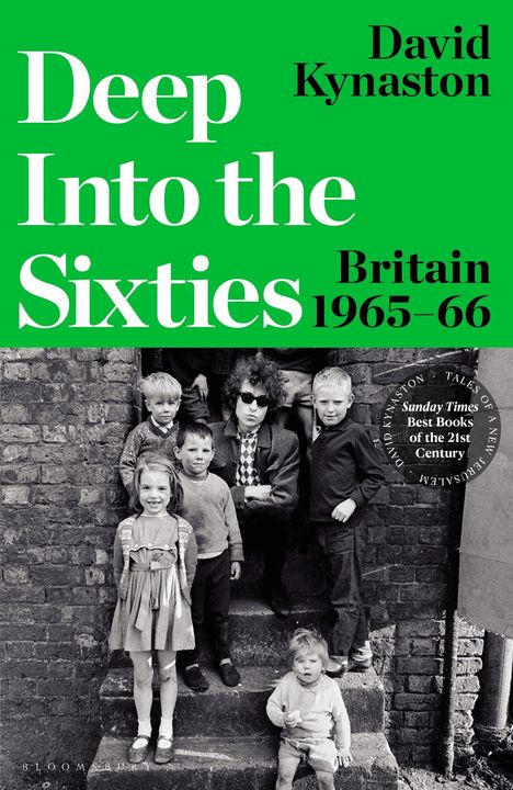 Text: „Deep Into the Sixties“, „David Kynaston“. Schwarz-weißes Foto von Kindern und einer Person auf einer Treppe.