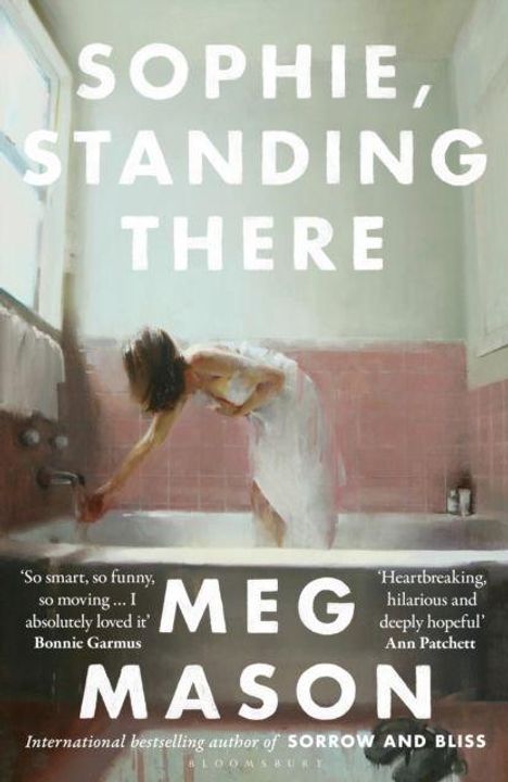 Text: "Sophie, Standing There", "Meg Mason", Zitate von Bonnie Garmus und Ann Patchett. Illustration: Frau in Badewanne.
