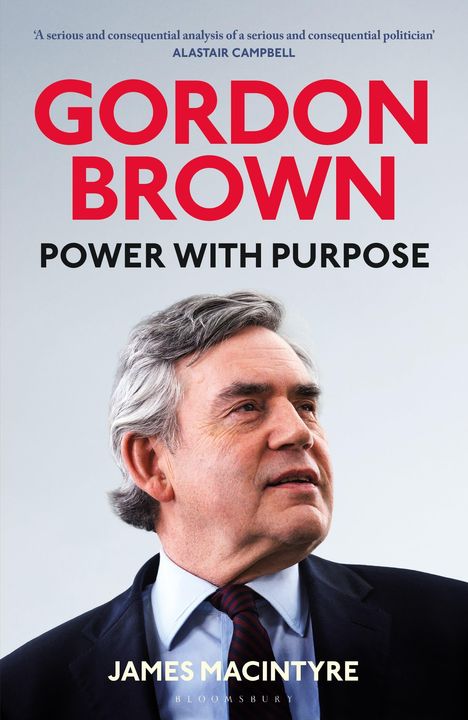 Oben steht „A serious and consequential analysis...“, mittig „GORDON BROWN POWER WITH PURPOSE“, unten „JAMES MACINTYRE BLOOMSBURY“. Ein Mann im Anzug schaut zur Seite.