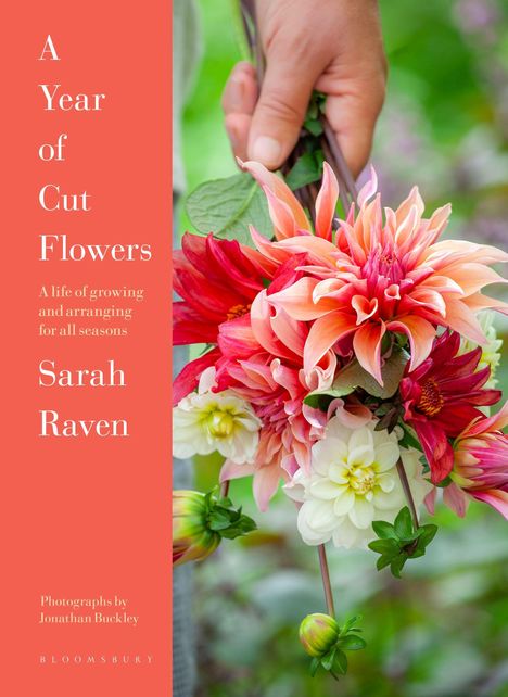 "A Year of Cut Flowers" von Sarah Raven. Hand hält einen bunten Blumenstrauß mit Dahlien vor unscharfem Hintergrund.