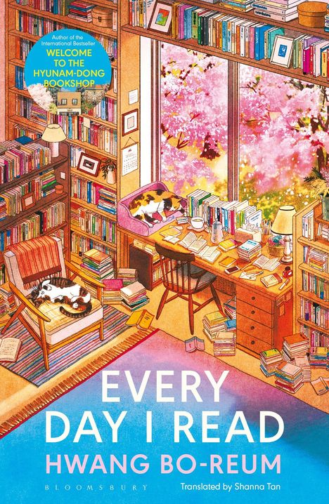 Text: "EVERY DAY I READ" von HWANG BO-REUM. Illustration: Zwei Katzen in einem farbenfrohen, gemütlichen Bücherzimmer.