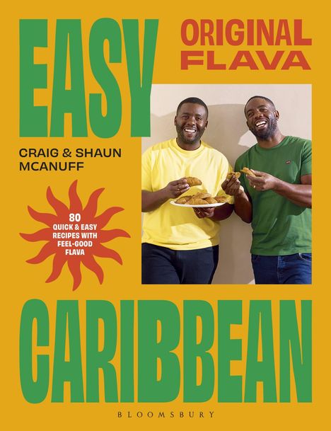 „EASY CARIBBEAN“, „ORIGINAL FLAVA“. Zwei Männer, lächelnd, halten eine Platte mit Gebäck.