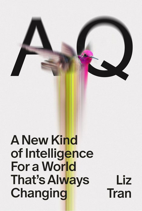 Ein unscharfer, bunter Kolibri fliegt, begleitet von den Buchstaben "A" und "Q". Text: "A New Kind of Intelligence For a World That's Always Changing". Darunter steht "Liz Tran".