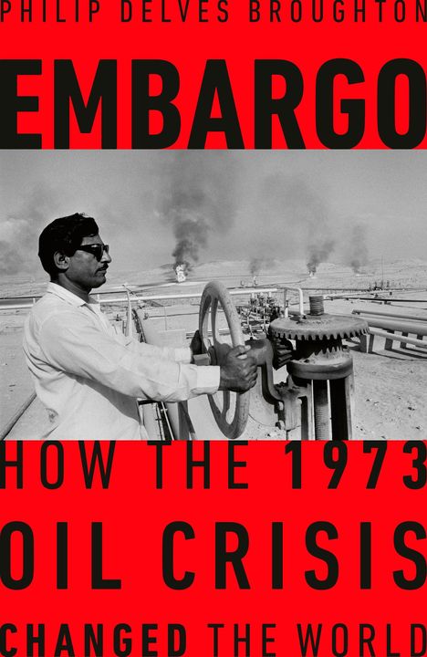 "EMBARGO: HOW THE 1973 OIL CRISIS CHANGED THE WORLD". Ein Mann an einer großen Pipeline, dahinter rauchende Ölquellen.