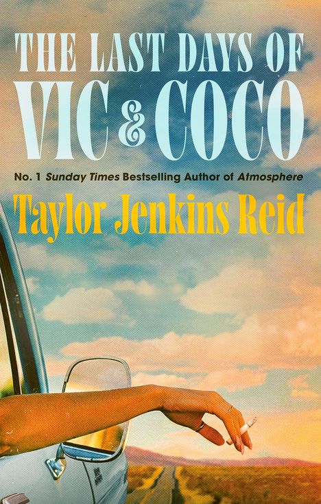Text: "The Last Days of Vic & Coco", "Taylor Jenkins Reid". Ein Arm mit Zigarette ragt aus einem Autofenster, die Straße im Hintergrund.