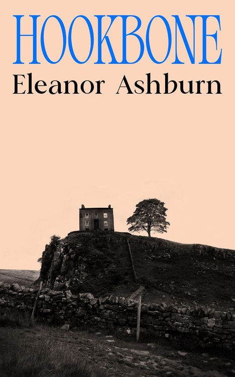 "HOOKBONE" und "Eleanor Ashburn" stehen über einem schroffen Hügel mit einem Haus und einem Baum darauf.