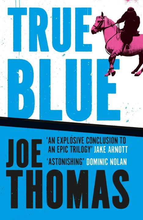 „TRUE BLUE“ und „JOE THOMAS“. „An explosive conclusion to an epic trilogy“ Jake Arnott. Silhouette eines Reiters auf pinkem Pferd.