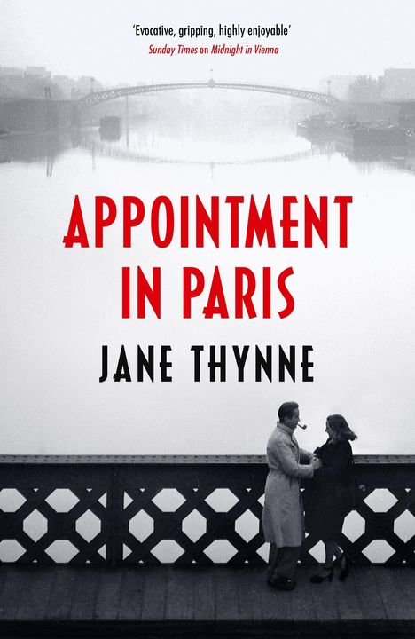 „Appointment in Paris“ von Jane Thynne. Schwarzweißes Foto: Paar auf einer Brücke, Nebel, verspieltes Geländer.