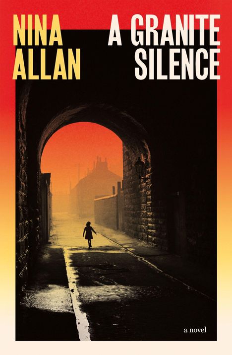 „NINA ALLAN A GRANITE SILENCE a novel“. Eine Person geht durch einen dunklen Steintunnel in Richtung eines orangefarbenen Himmels.