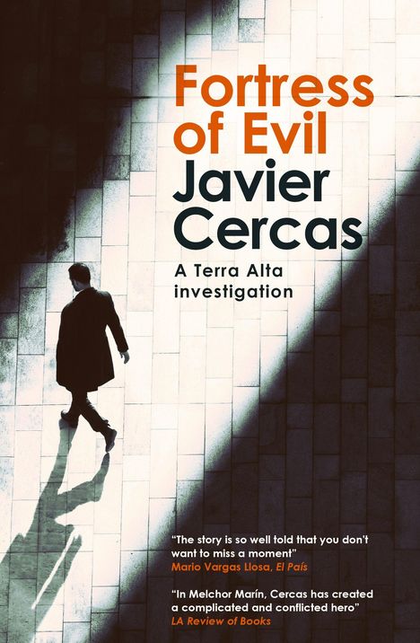 "Fortress of Evil" von Javier Cercas. Ein Mann wirft einen Schatten auf einen gefliesten Boden im Licht und Schatten.