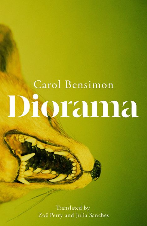 Titel: "Diorama" von Carol Bensimon. Übersetzer: Zoë Perry und Julia Sanches. Nahaufnahme eines fauchenden Tierkopfs.
