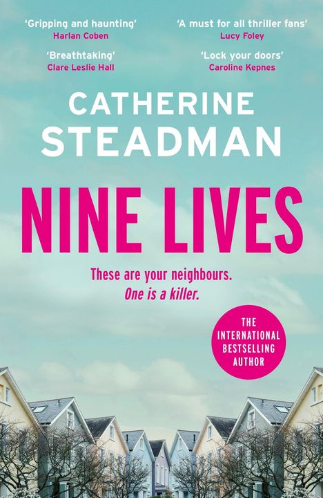 Buchtitel: "Nine Lives" von Catherine Steadman. Text oben: Lob von Autoren. Bild darunter: Häuserreihe unter blauem Himmel.